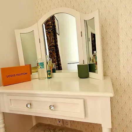 Apartament Happy 5 Minutes To - Free Wifi - Parking & Garden